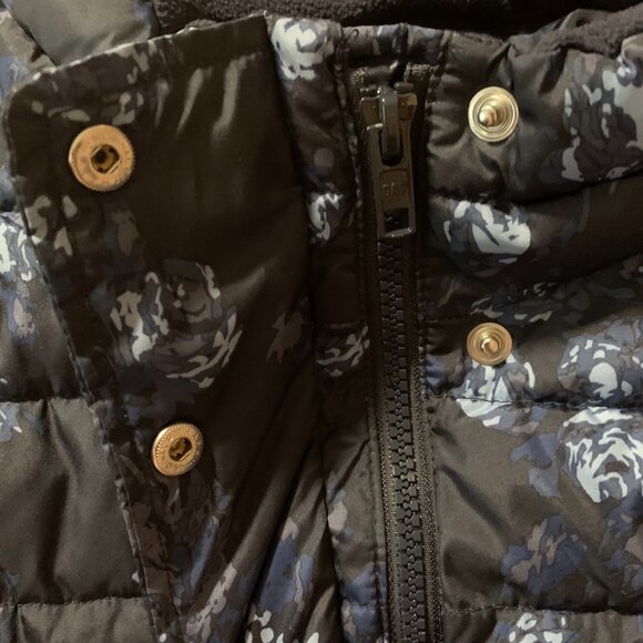 Gap Blue Floral Women's Small Quilted Puffer Full Zip Snap Overlay Chic Vest EUC - Picture 7 of 14